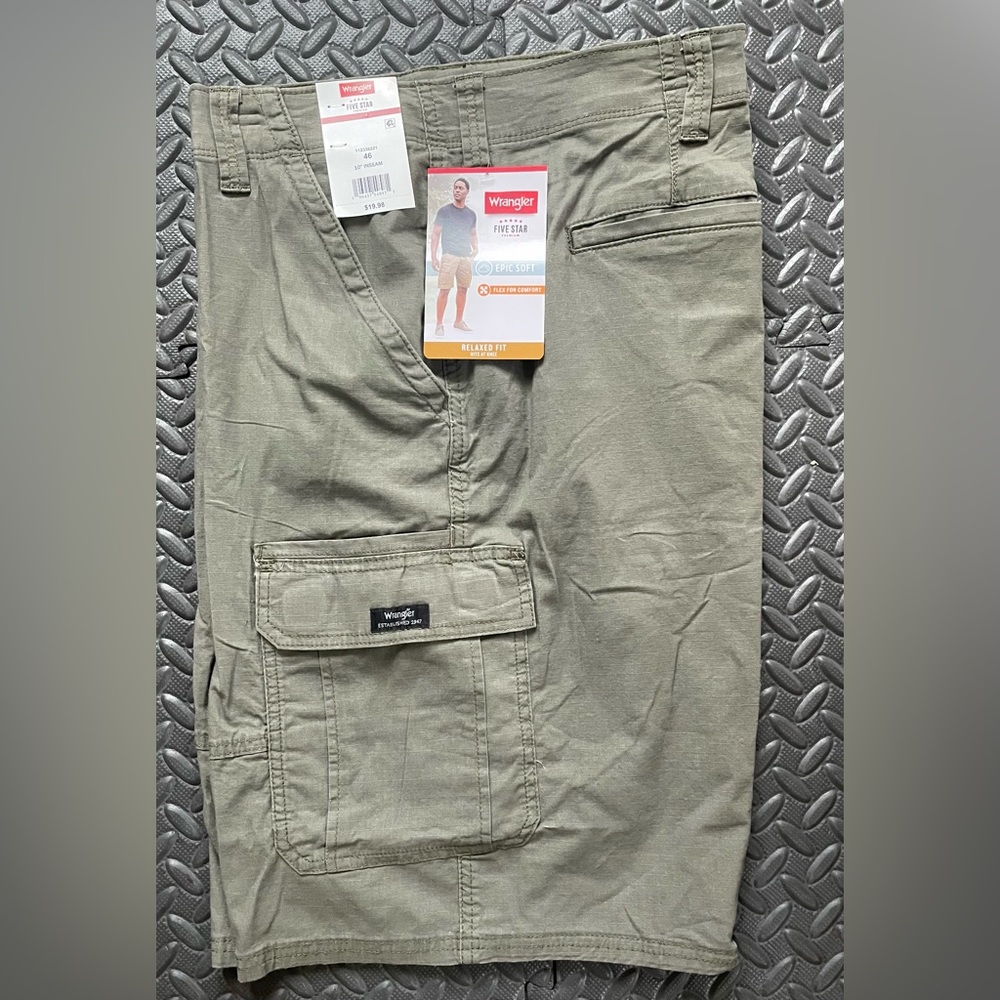 NWT Wrangler Men’s Cargo Shorts Size 46 Dusty Olive Ripstop